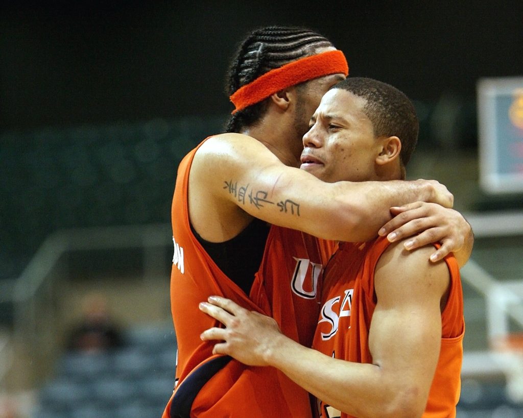 basketball players hugging